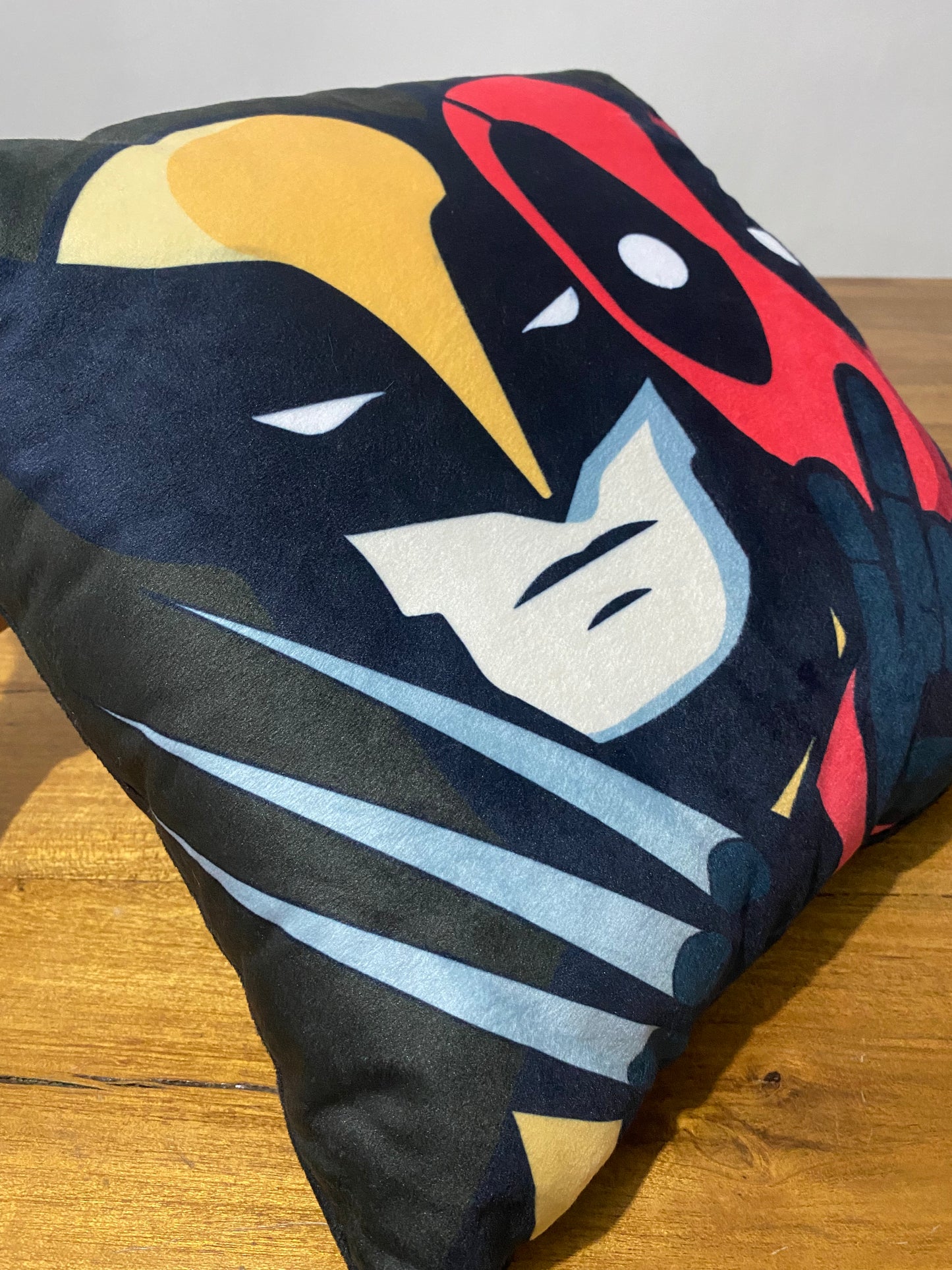 ALMOHADA DEADPOOL VS WOLVERINE