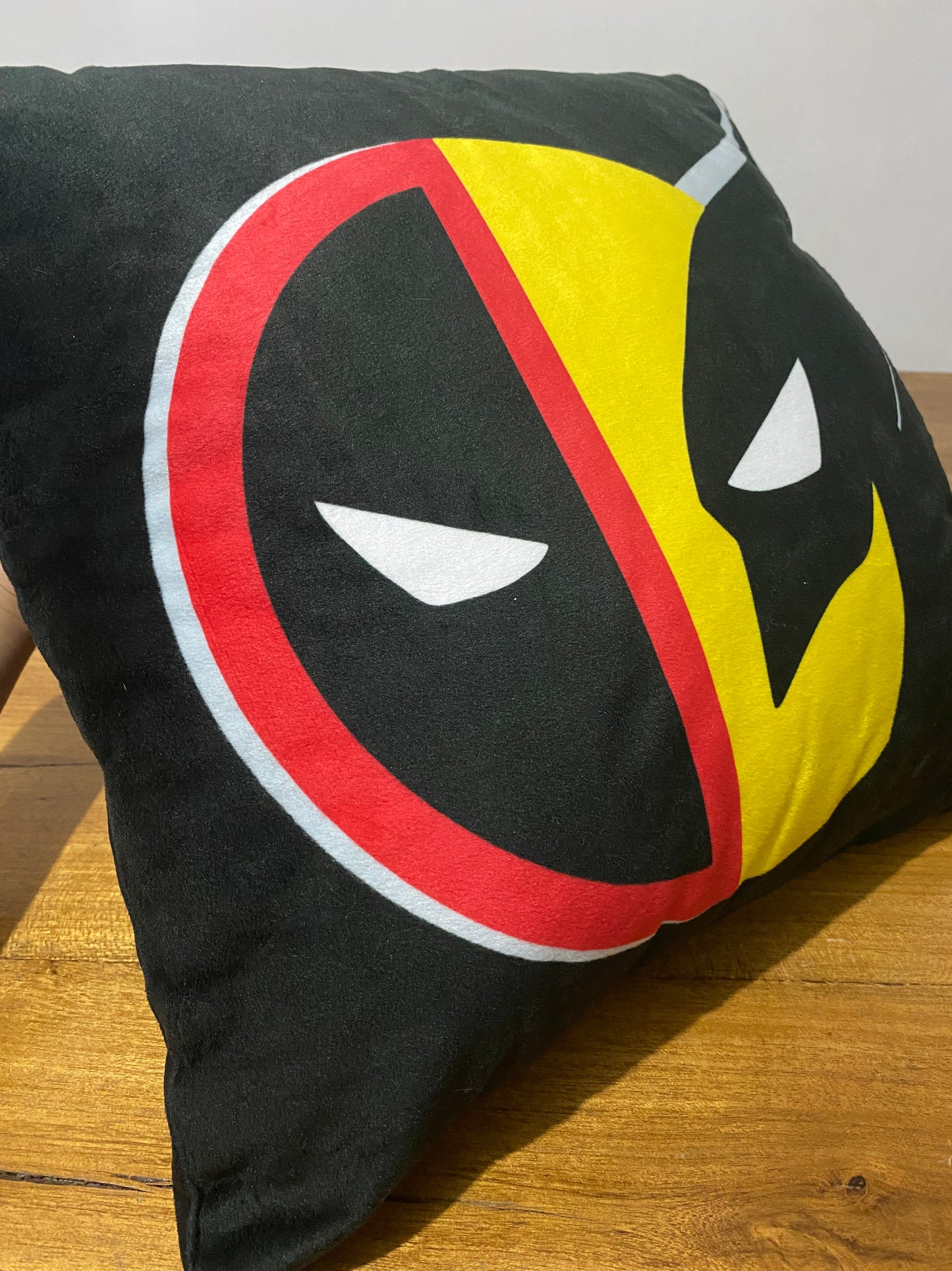 ALMOHADA DEADPOOL VS WOLVERINE